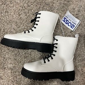 ✨NWT White Combat Boots✨
